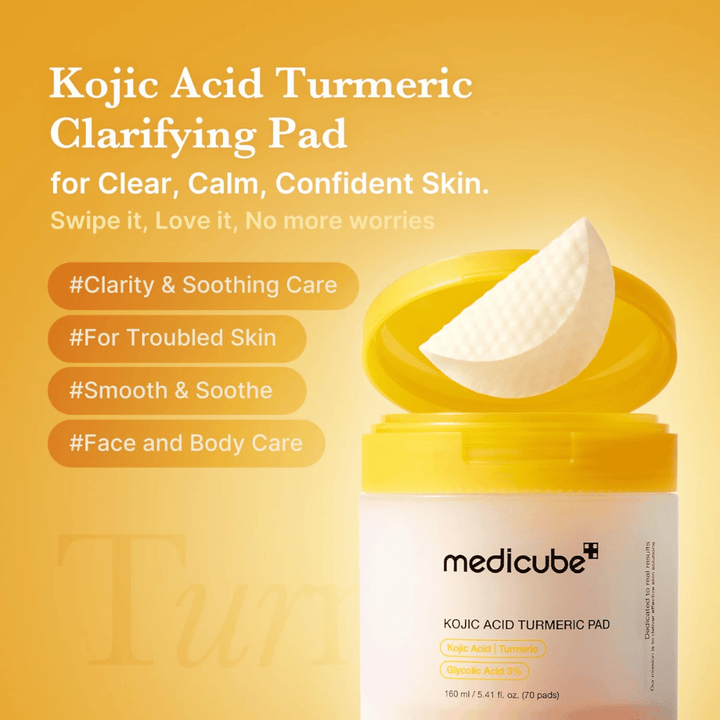 Kampagnenbild für Medicube Kojic Acid Turmeric Pad, das exfolierende Pads für klarere Haut, beruhigende Pflege und die Anwendung sowohl im Gesicht als auch am Körper hervorhebt.