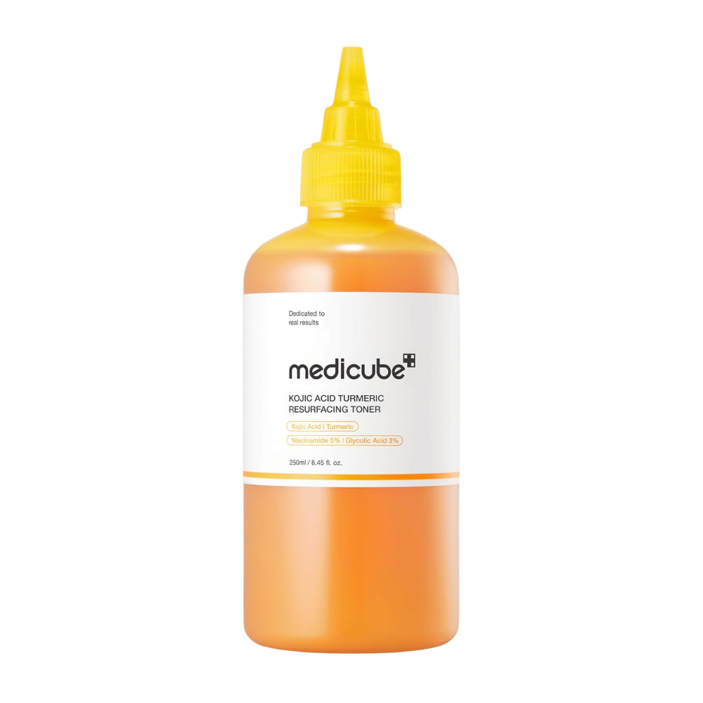 Freigestelltes Produktbild von Medicube Kojic Acid Turmeric Resurfacing Toner in gelber Applikatorflasche für exfolierende Hautpflege und verbesserte Hautstruktur.