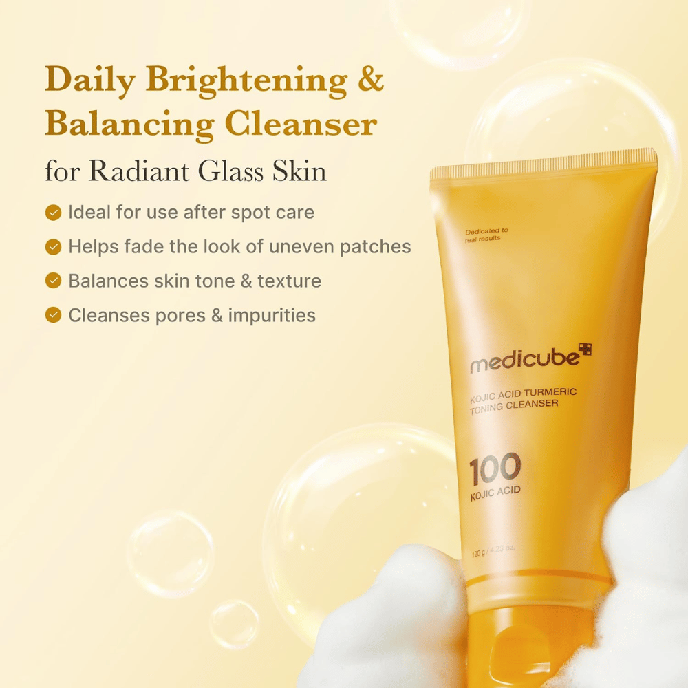 Medicube Kojic Acid Turmeric Toning Cleanser, Reinigung für einen ebenmäßigeren Hautton und mehr Ausstrahlung. Gelbe Tube mit Reinigungsschaum und Produktvorteilen.