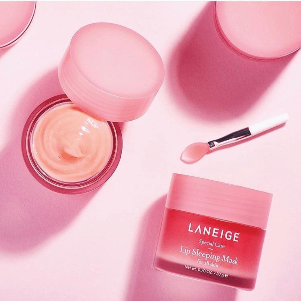 K-beauty's Laneige's Lip Sleeping Mask Berry 20g auf rosa Hintergrund.