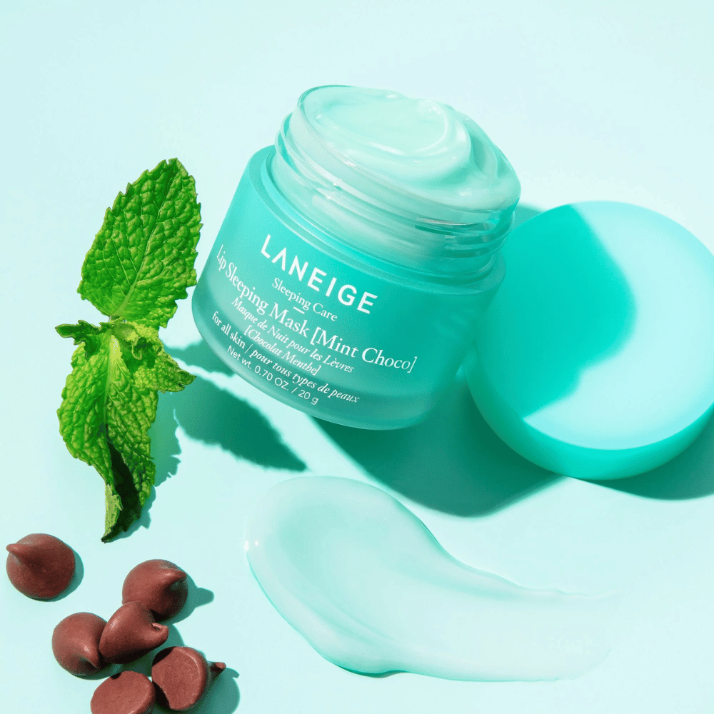 LANEIGE's Lip Sleeping Mask Mint Choco 20g auf blauem Hintergrund.