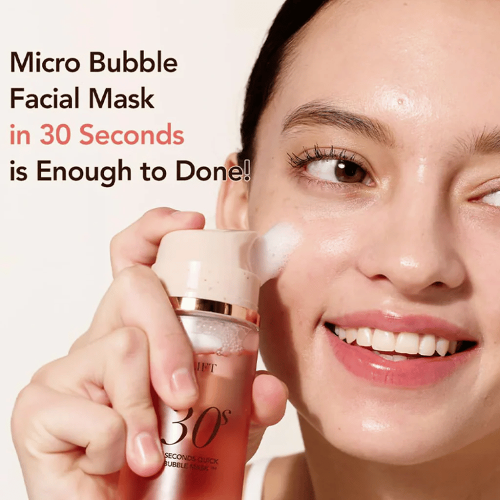 Lifestyle-Bild, auf dem ein Model MENOKIN Bubble Mask direkt mit Mikrobläschen auf die Haut aufträgt, zusammen mit Text, der die schnelle Gesichtspflege in 30 Sekunden betont.