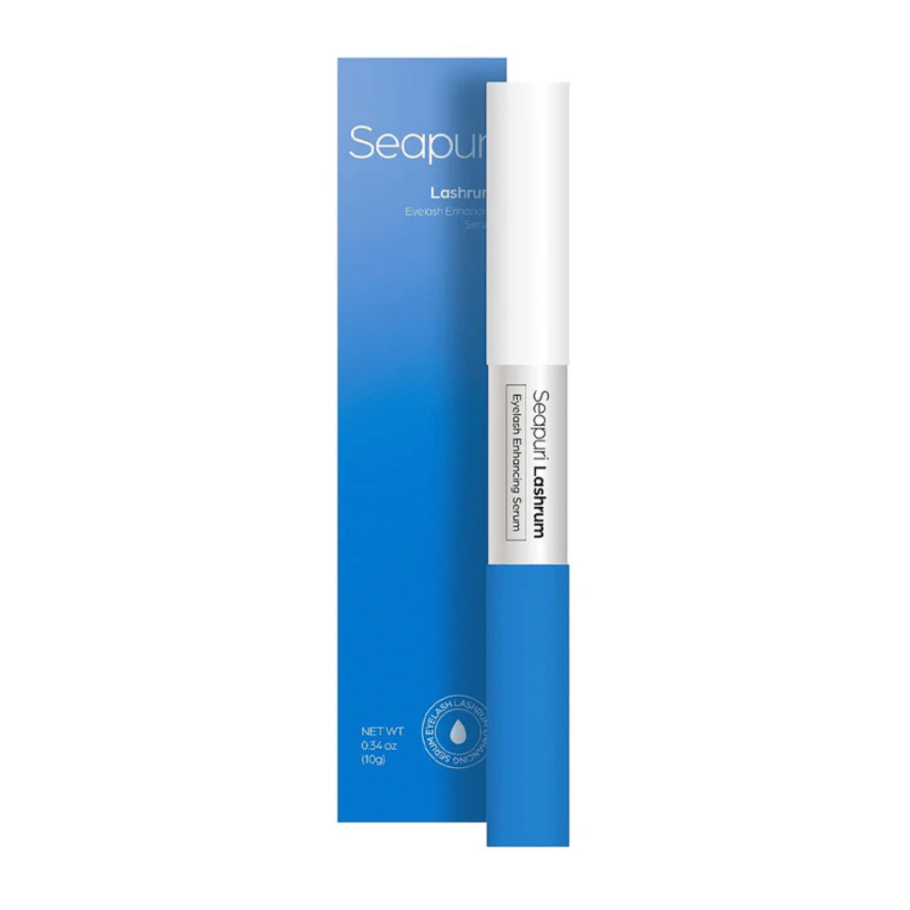 Produktbild von Seapuri Lashrum Eyelash Enhancing Serum mit Verpackung. Fördert längere, stärkere und vollere Wimpern.