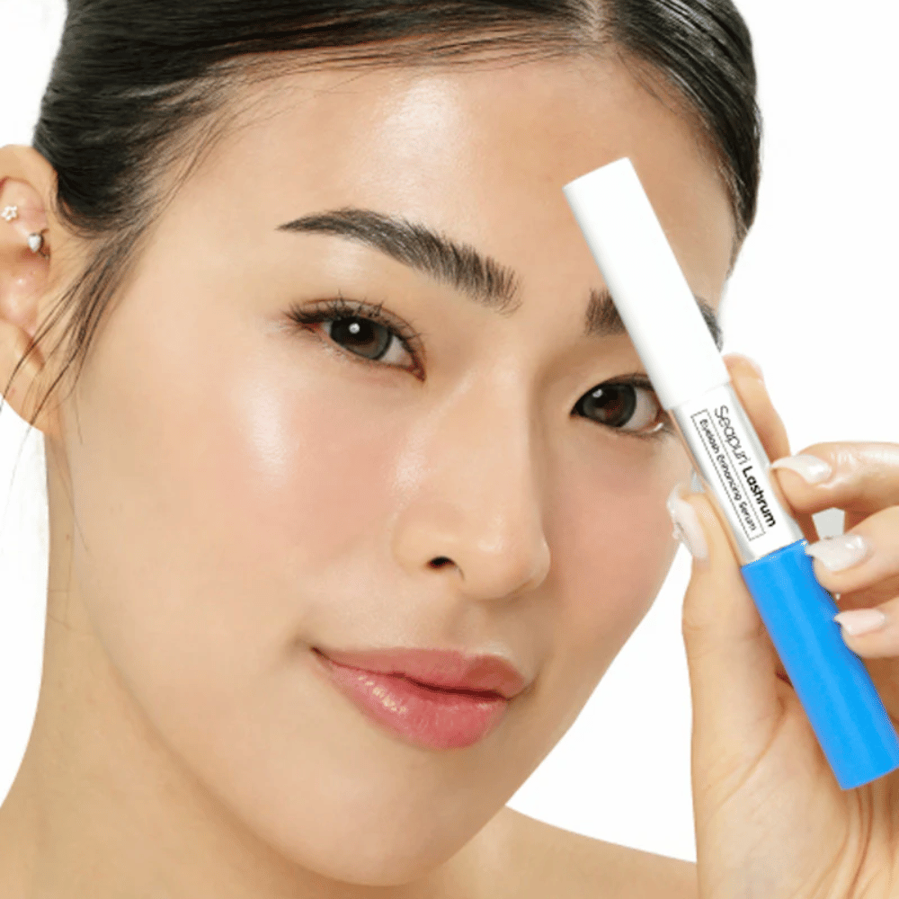 Frau hält Seapuri Lashrum Eyelash Enhancing Serum. Ein pflegendes Wimpernserum, das die Wimpern stärkt und definiert.
