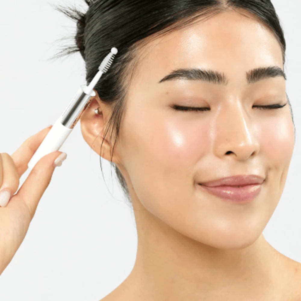 Frau trägt Seapuri Lashrum Eyelash Enhancing Serum auf Wimpern auf. Fördert natürliches Wachstum und Glanz.