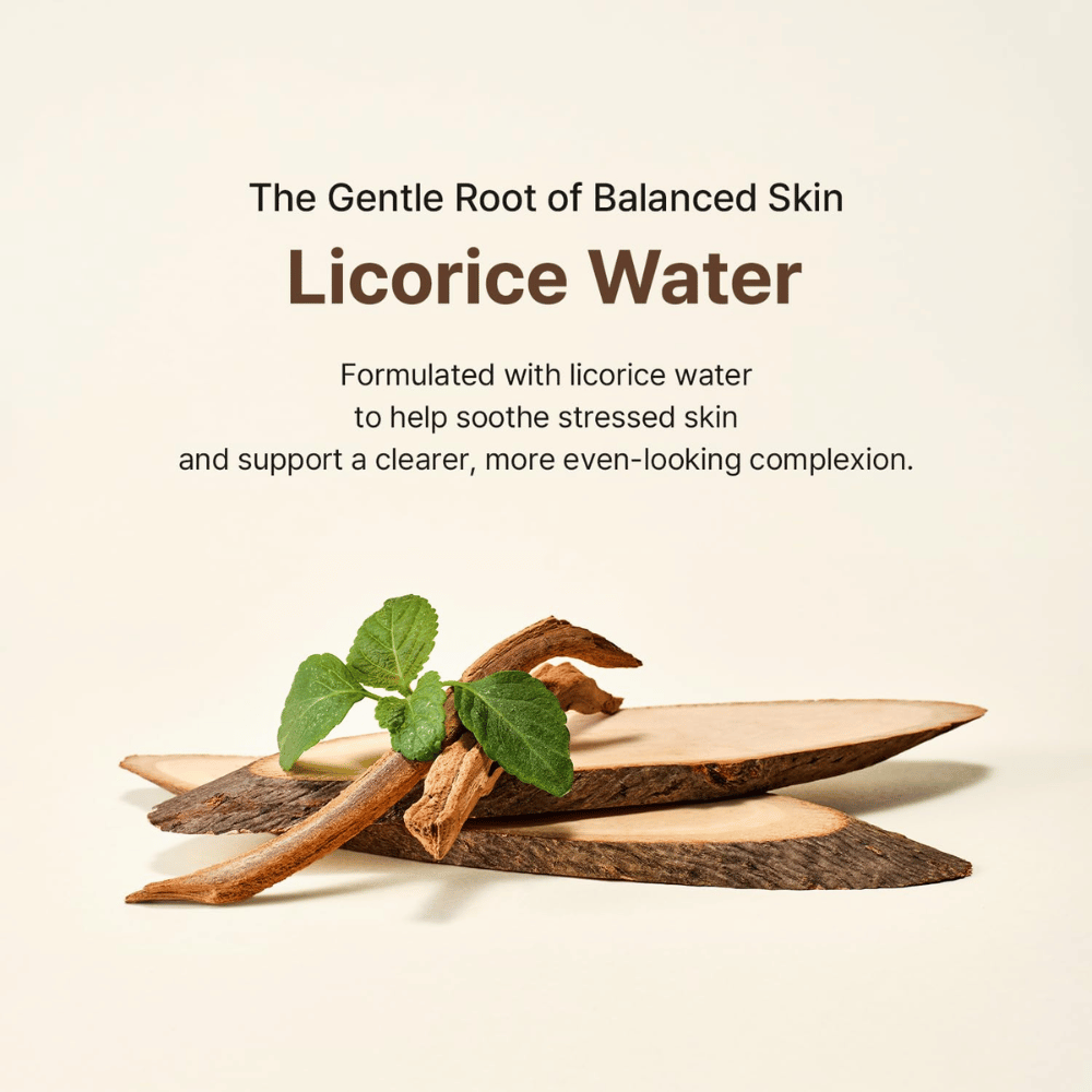Lakritzwurzel und grüne Blätter veranschaulichen den Hauptinhaltsstoff in Acwell Licorice pH Balancing Essence Mist. Lakritzwasser hilft, gestresste Haut zu beruhigen und zu einem ebenmäßigeren Hautton beizutragen.
