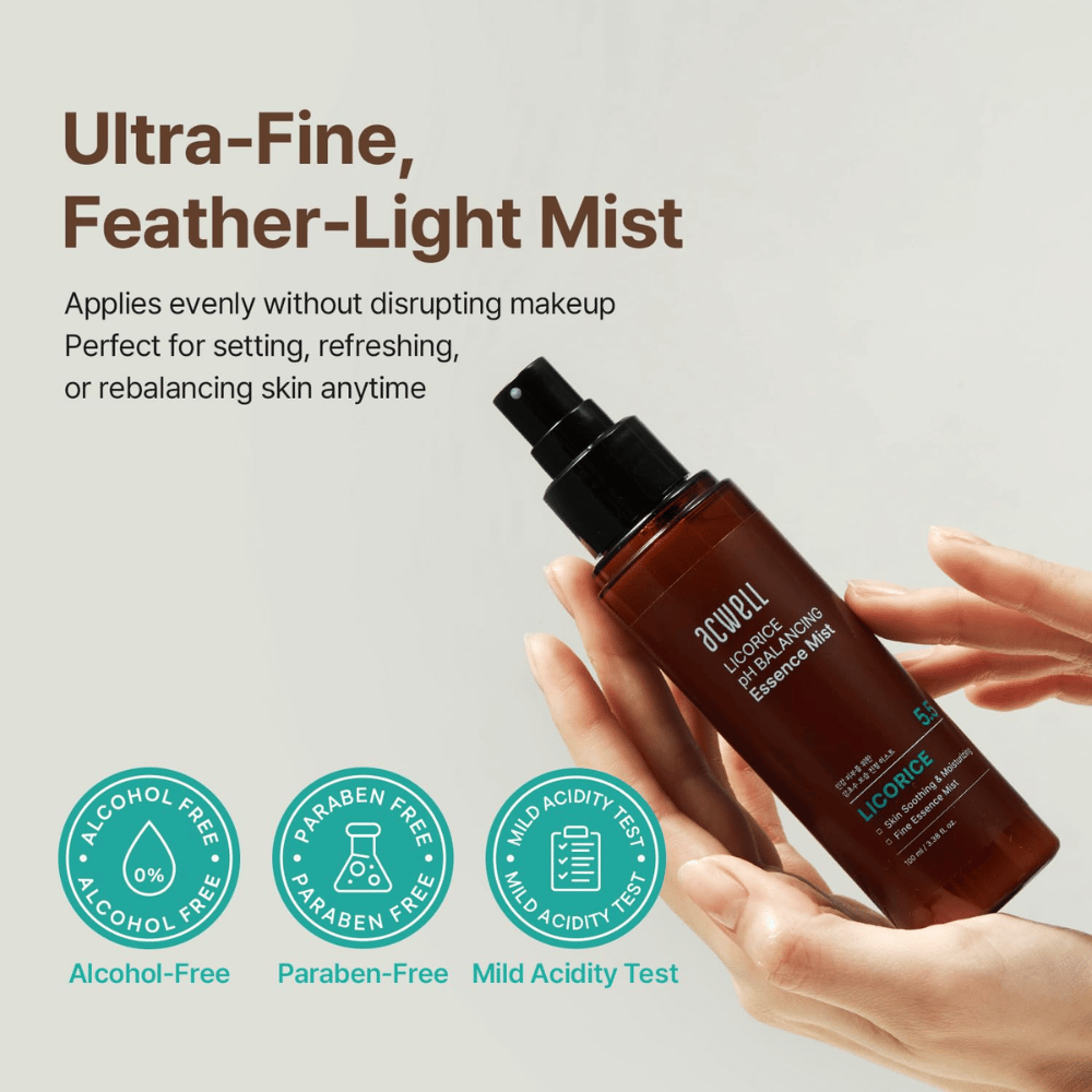 Acwell Licorice pH Balancing Essence Mist wird in der Hand gehalten und als ultrafeiner Mist aufgesprüht. Das Bild hebt die alkoholfreie und parabenfreie Formel sowie den hautfreundlichen pH-Wert hervor, der für empfindliche Haut geeignet ist.