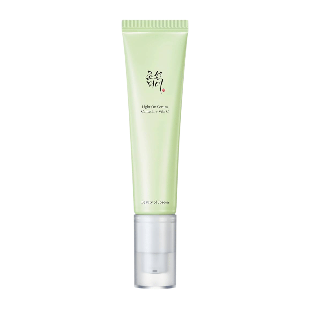 Beauty of Joseon Light On Serum in einer hellgrünen Tube mit Pumpe, enthält Centella und Vitamin C für strahlende Hautpflege.