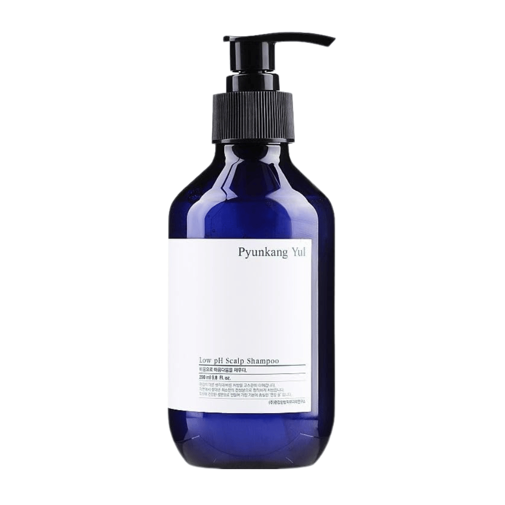 Stilvolles freigestelltes Produktbild von Pyunkang Yul Low pH Scalp Shampoo in blauer Flasche mit Pumpe und minimalistischem Design.