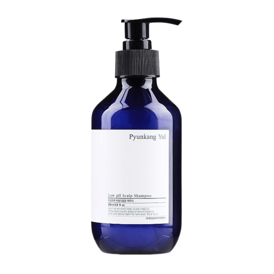 Stilvolles freigestelltes Produktbild von Pyunkang Yul Low pH Scalp Shampoo in blauer Flasche mit Pumpe und minimalistischem Design.