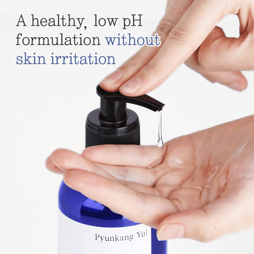 Nahaufnahme der Geltextur des Shampoos, die in die Hand gepumpt wird, mit Fokus auf die Niedrig-pH-Formel und sanfte Reinigung ohne Irritationen.