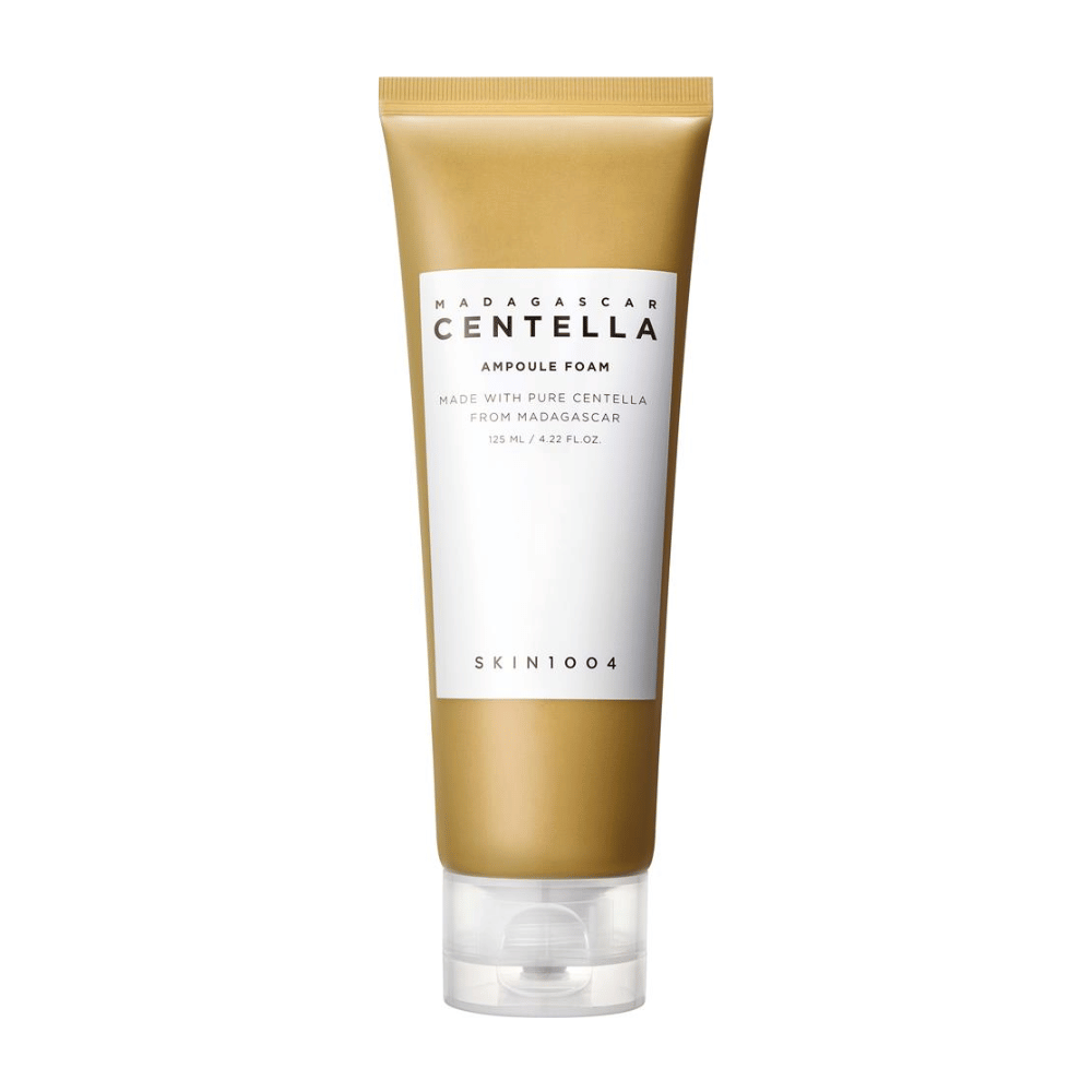 Das Bild zeigt eine Tube von "Madagascar Centella Ampoule Foam" der Marke SKIN1004. Es ist ein Reinigungsprodukt für das Gesicht, das 125 ml / 4.22 fl.oz enthält. Die Formel basiert auf reinem Centella, extrahiert aus Pflanzen in Madagaskar. Das Produkt ist dazu entworfen, die Haut sanft zu reinigen und zu pflegen.