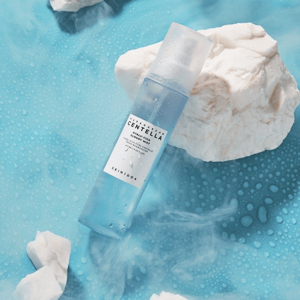 SKIN1004 Madagascar Centella Hyalu-Cica Cloudy Mist 120 ml – feuchtigkeitsspendender Gesichtsmist mit Centella Asiatica und Hyaluronsäure in feuchter Umgebung