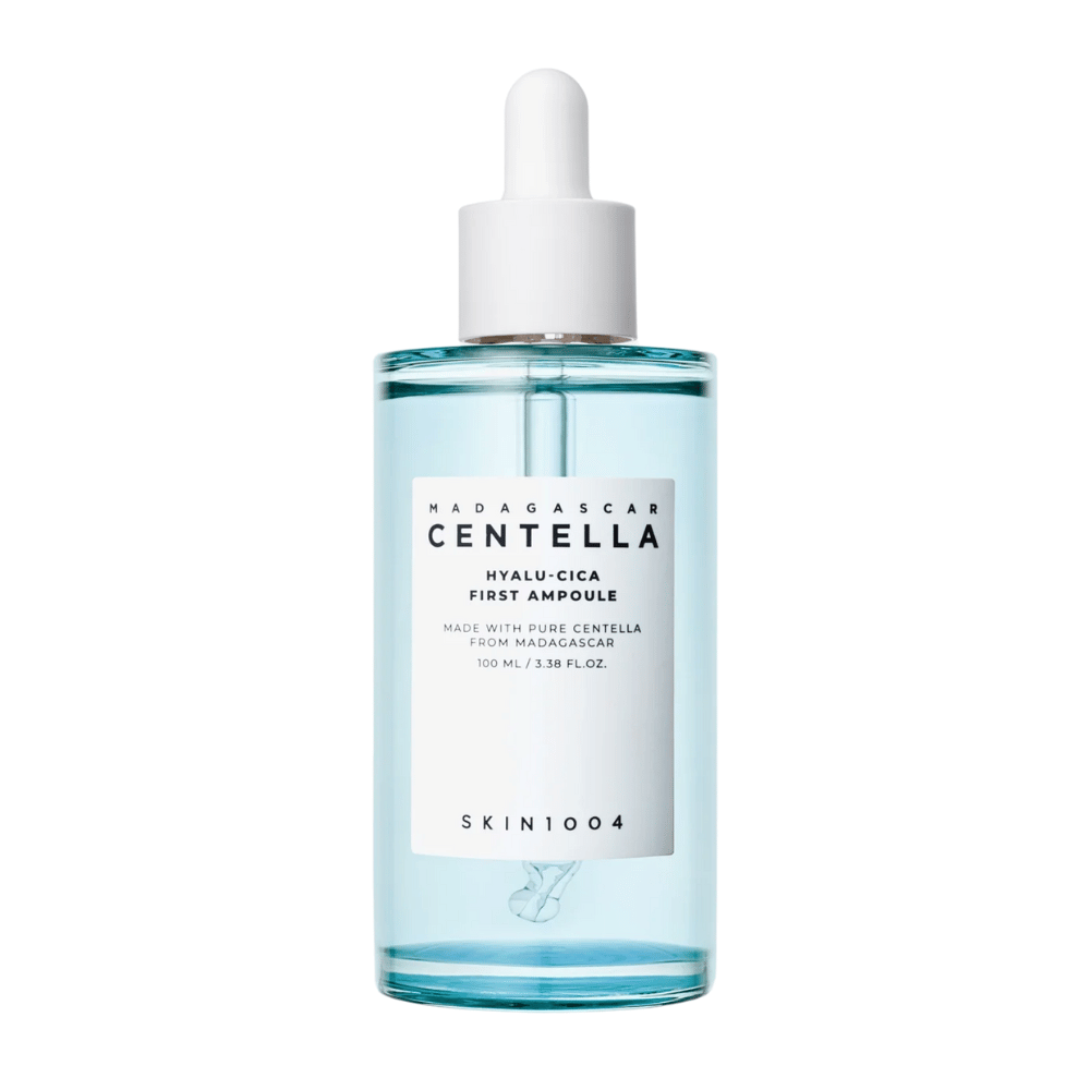Produktbild von Skin1004 Madagascar Centella Hyalu-Cica First Ampoule, 100 ml Flasche mit weißem Etikett und Pipette.