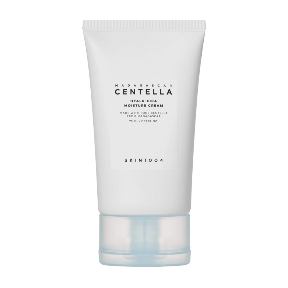 Eine weiße Tube SKIN1004 Madagascar Centella Hyalu-Cica Feuchtigkeitscreme auf einem einfarbigen Hintergrund.