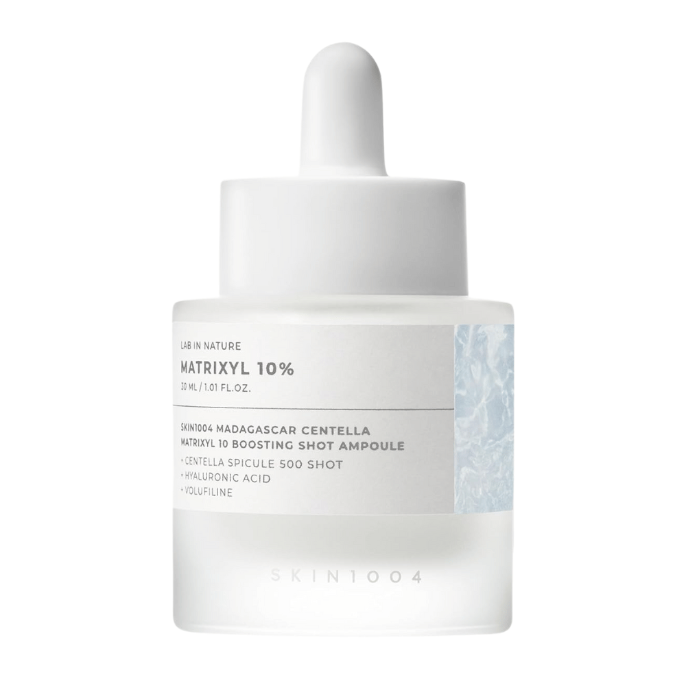 Nahaufnahme von SKIN1004 Madagascar Centella Matrixyl 10 Boosting Shot Ampoule zeigt Pipette und Etikett – hochkonzentriertes Peptidserum für die Elastizität und Feuchtigkeit der Haut.