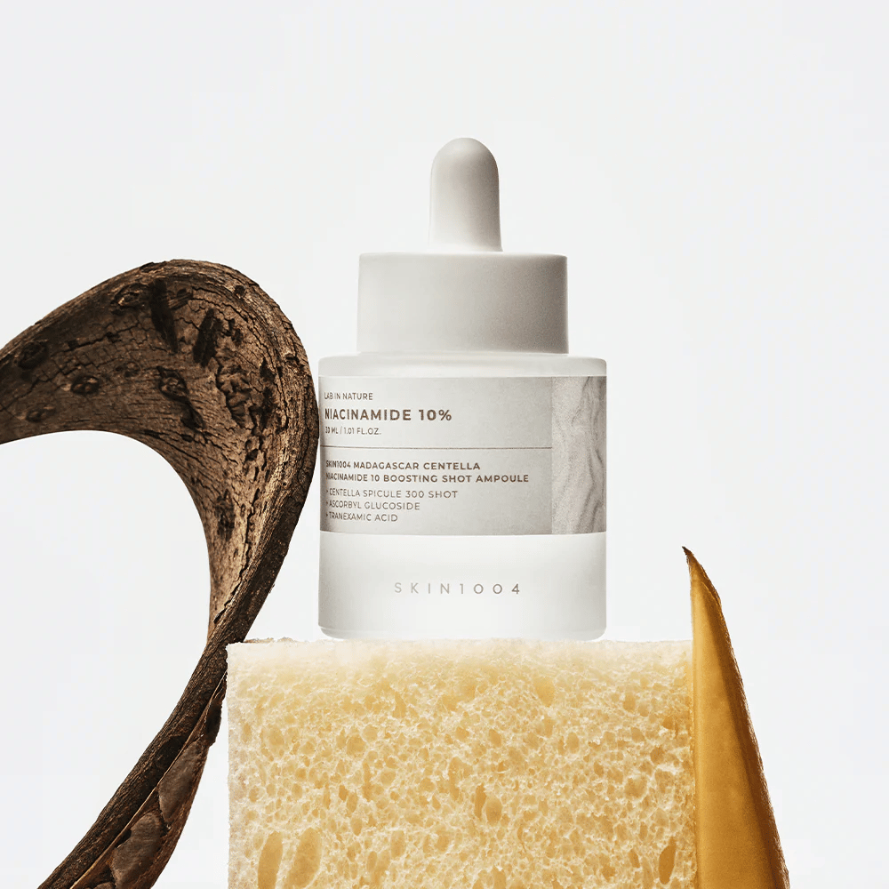 SKIN1004 Madagascar Centella Niacinamide 10 Boosting Shot Ampoule im Lifestyle-Bild – Gesichtsserum, das hilft, ungleichmäßigen Hautton zu reduzieren und die Hautbarriere zu stärken.