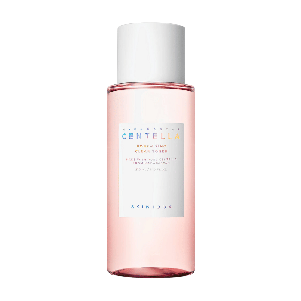 Eine Flasche mit Madagascar Centella Poremizing Clear Toner, die transparent mit einem rosa Farbton ist. Das Produkt hat einen weißen Verschluss und ein Etikett mit der Aufschrift "Poremizing Clear Toner" und "Made with Pure Centella from Madagascar." Die Flasche fasst 210 ml und vermittelt ein Gefühl von Frische und Hautpflege.