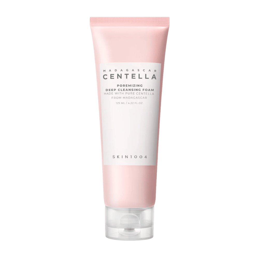 Madagascar Centella Poremizing Deep Cleansing Foam ist ein Reinigungsprodukt für das Gesicht, präsentiert in einer rosa Tube. Die Tube enthält 125 ml und ist mit reiner Centella aus Madagaskar hergestellt, um die Poren der Haut effektiv zu reinigen und zu verfeinern.
