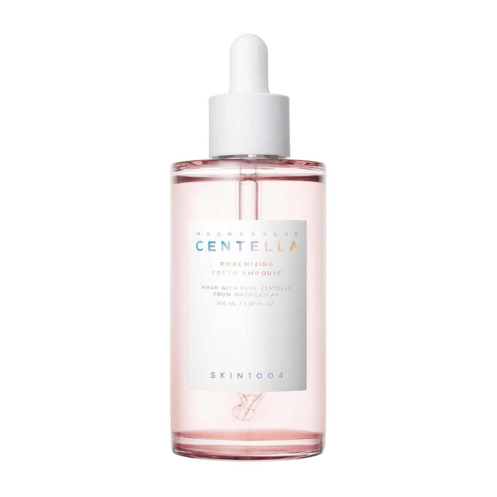 Transparente Flasche mit rosa Flüssigkeit und weißer Tropfpipette, SKIN1004 Madagascar Centella Poremizing Fresh Ampoule, vor weißem Hintergrund.