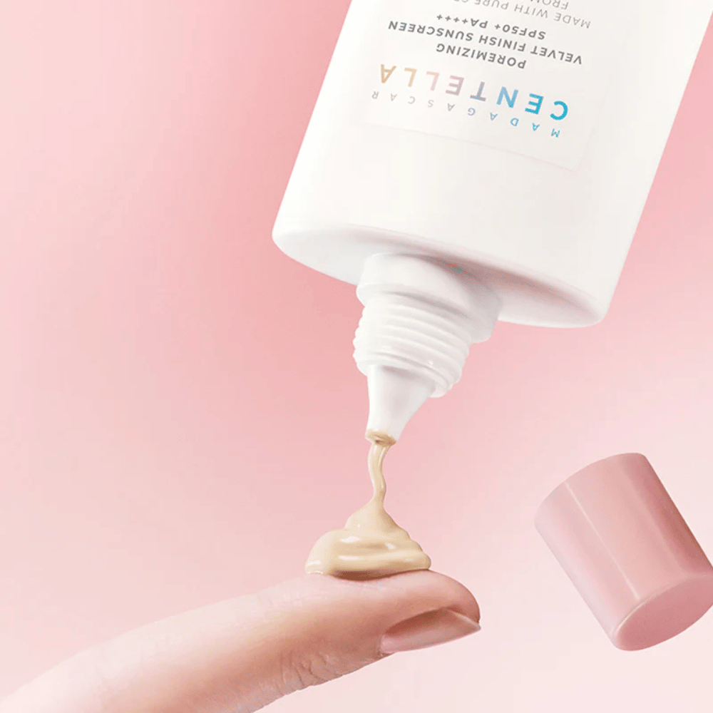 Die cremige Konsistenz von SKIN1004 Madagascar Centella Poremizing Velvet Finish Sunscreen SPF 50+ PA++++ verschmilzt mit der Haut und sorgt für ein natürliches, samtiges Finish ohne zu kleben.