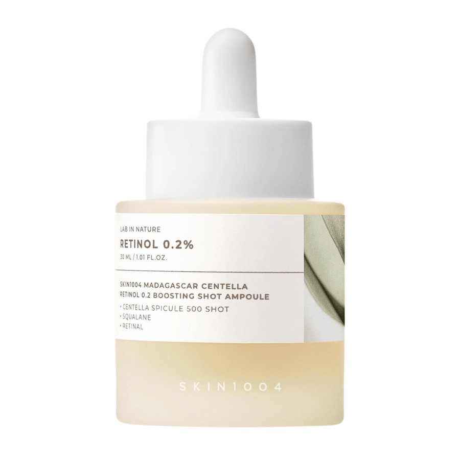 SKIN1004 Madagascar Centella Retinol 0.2 Boosting Shot Ampoule auf weißem Hintergrund stehend – mildes, aber effektives Retinol-Serum für feinere Linien, gleichmäßigere Haut und erhöhte Spannkraft.