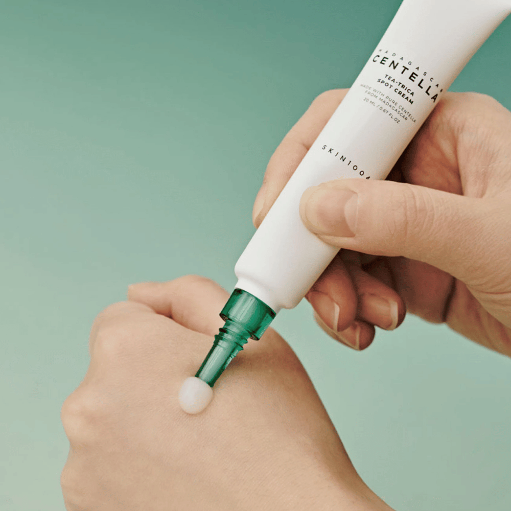 Anwendung von SKIN1004 Madagascar Centella Tea-Trica Spot Cream auf der Haut – gezielte Behandlung gegen Pickel, Hautunreinheiten und entzündete Bereiche.