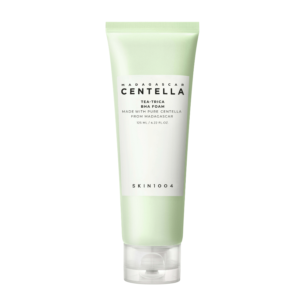 Das Produkt "Madagascar Centella Tea-trica BHA Foam" wird in einer grünen und weißen Tube präsentiert. Es ist zur Reinigung der Haut konzipiert und enthält reines Centella aus Madagaskar. Das Volumen beträgt 125 ml.