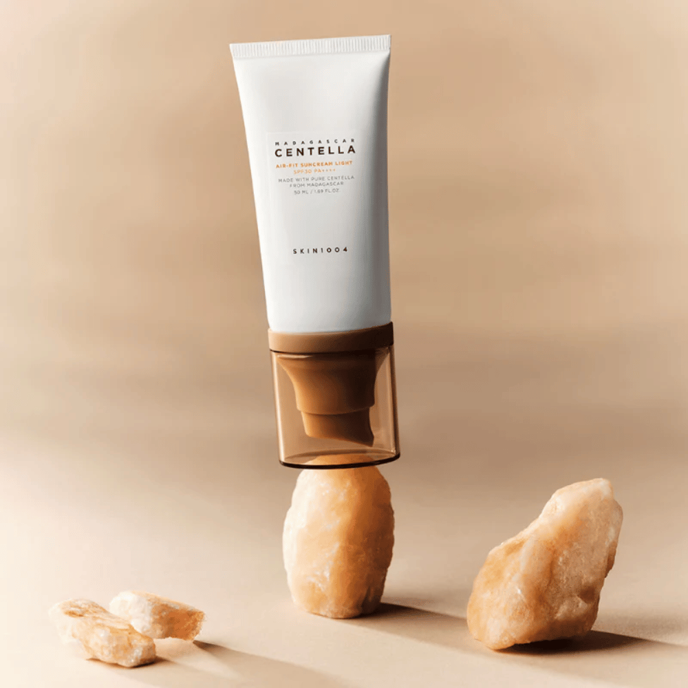 SKIN1004 Madagascar Centella Air-Fit Suncream Light – koreanische Sonnencreme mit leichter Formel, die schnell einzieht und hilft, die Haut mit Centella Asiatica zu beruhigen.