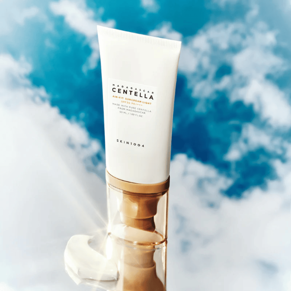 SKIN1004 Madagascar Centella Air-Fit Suncream Light SPF30 PA++++ – leichte Sonnencreme mit Centella Asiatica, die die Haut vor UV-Strahlung schützt und Feuchtigkeit spendet, ohne sich schwer anzufühlen.