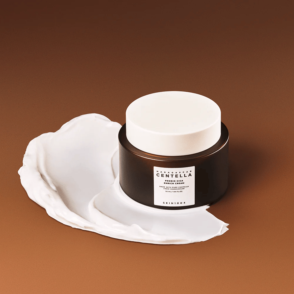 SKIN1004 Madagascar Centella Probio-Cica Enrich Cream auf einer Schicht Creme platziert – feuchtigkeitsspendende und beruhigende Gesichtscreme mit Centella Asiatica.