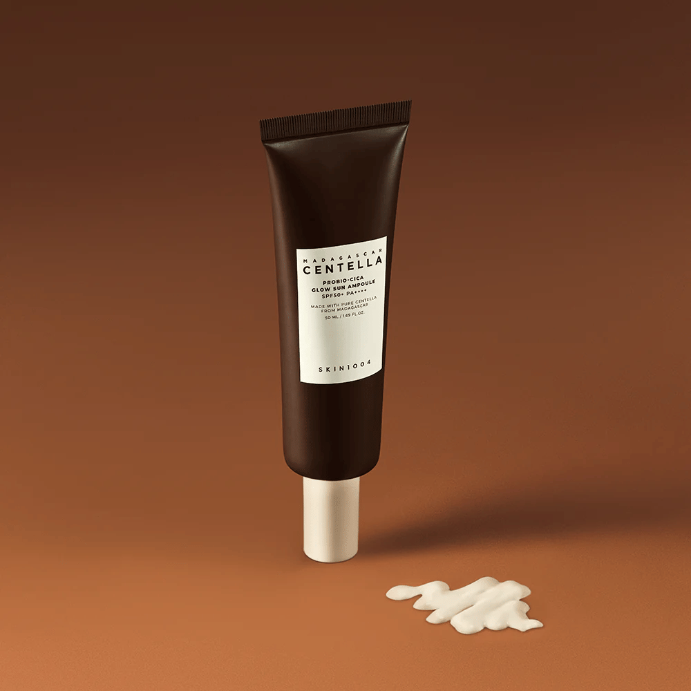 SKIN1004 Madagascar Centella Probio-Cica Glow Sun Ampoule hat eine seidig glatte, leicht getönte Formel, die in die Haut einzieht. Sie schützt mit SPF50+ PA++++, spendet tiefenwirksame Feuchtigkeit und verleiht einen natürlichen Glow – perfekt für den täglichen Gebrauch.