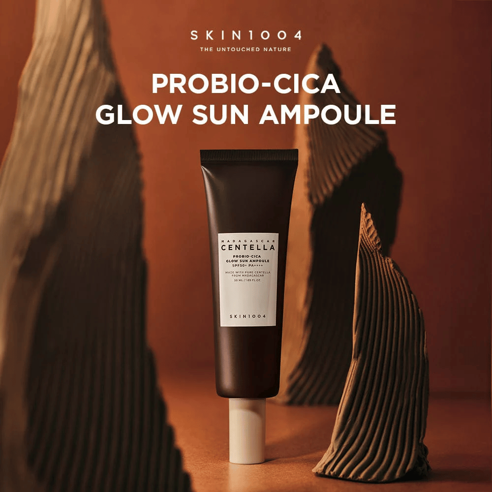 SKIN1004 Madagascar Centella Probio-Cica Glow Sun Ampoule – ein nährstoffreicher Sonnenschutz mit SPF50+ PA++++, der Strahlkraft verleiht, schützt und die Hautbarriere mit Probiotika und Centella aus Madagaskar stärkt. Auch geeignet für empfindliche Haut.