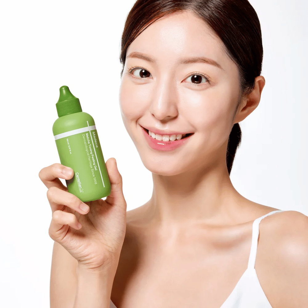 Centellian24 Madeca Matcha Toning Peeling Gel in der Hand – koreanisches Gesichtspeeling, das hilft, die Haut sanft zu peelen und den Hautglanz zu verbessern.