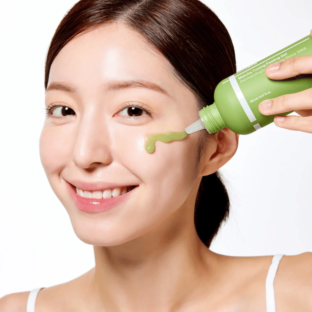 Person, die Centellian24 Madeca Matcha Toning Peeling Gel aufträgt – sanftes Peeling, das hilft, abgestorbene Hautzellen zu entfernen und die Haut weicher und strahlender zu machen.