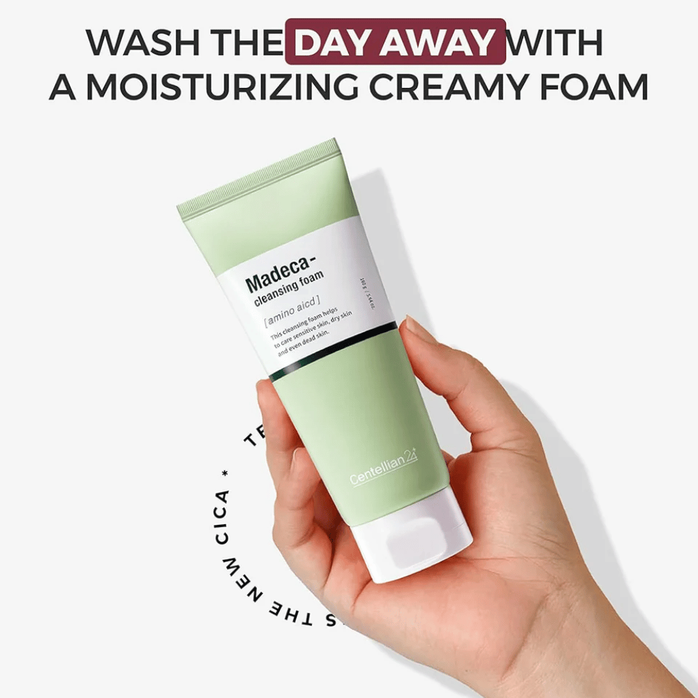 Centellian24 Madeca Amino Acid Cleansing Foam in der Hand – koreanische Gesichtsreinigung mit Aminosäuren und Centella Asiatica, die einen cremigen Schaum erzeugt und die Haut sanft reinigt, ohne sie auszutrocknen.