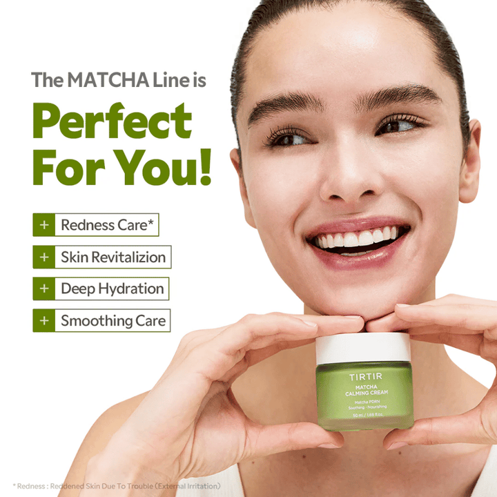 Frau hält TIRTIR Matcha Calming Cream, das gerötete Haut beruhigt, tiefenwirksam Feuchtigkeit spendet und die Hautbarriere für einen gesunden Glow stärkt.