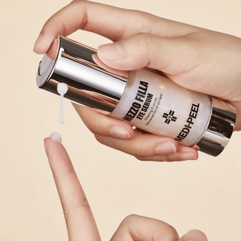 Anwendung von MEDI-PEEL Mezzo Filla Eye Serum auf der Fingerspitze – leichtes Augenserum, das schnell einzieht und intensive Feuchtigkeit sowie Anti-Aging-Effekt bietet.