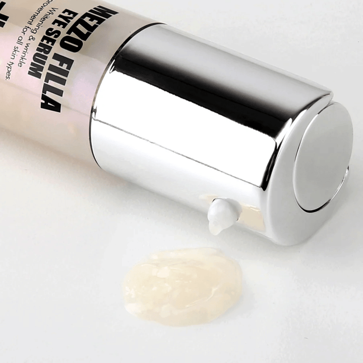 MEDI-PEEL Mezzo Filla Eye Serum in silberner Verpackung mit sichtbarer Serumtextur – koreanisches Augenserum, das Feuchtigkeit spendet, aufpolstert und feine Linien um die Augen bekämpft.