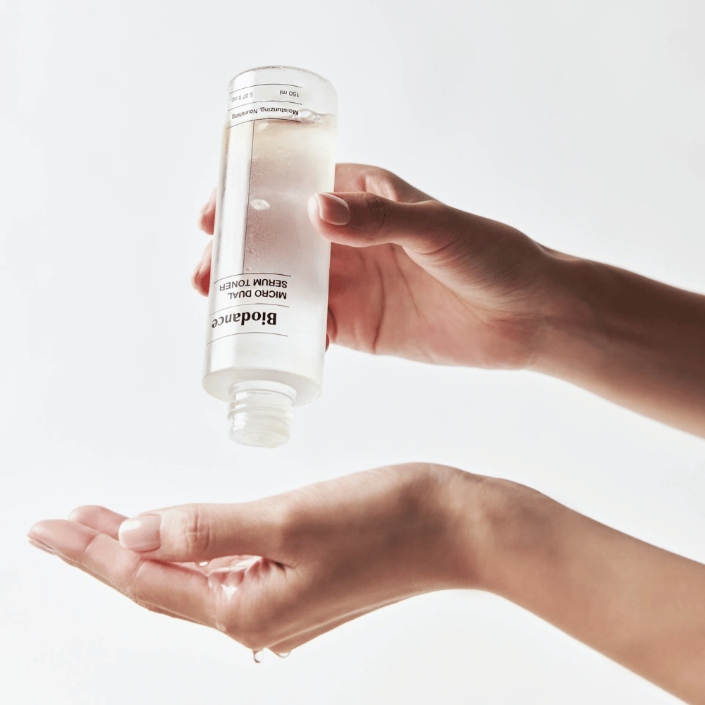 Biodance Micro Dual Serum Toner wird in die Hand aufgetragen – feuchtigkeitsspendender und nährender Gesichtstoner mit Serumgefühl für trockene und empfindliche Haut
