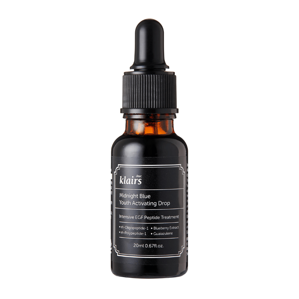 Klairs Midnight Blue Youth Activating Drop in einer dunklen Glasflasche mit Pipette. Das Produkt enthält EGF-Peptide, Heidelbeerextrakt und Guaiazulene, um die Hautelastizität zu fördern und Anzeichen der Hautalterung entgegenzuwirken.