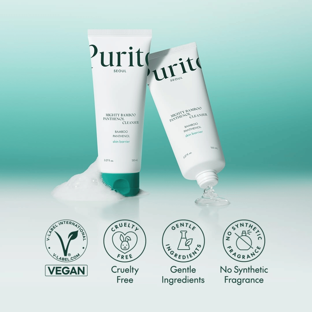 Zwei Packungen von Purito Mighty Bamboo Panthenol Cleanser werden mit Schaum gezeigt, zusammen mit Symbolen für vegane, cruelty-free und parfümfreie Formel.