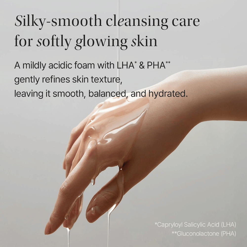 Objet by KUNDAL Moist Gleam Body Wash mit LHA und PHA, die sanft exfolieren und dazu beitragen, dass sich die Haut weich und mit Feuchtigkeit versorgt anfühlt.