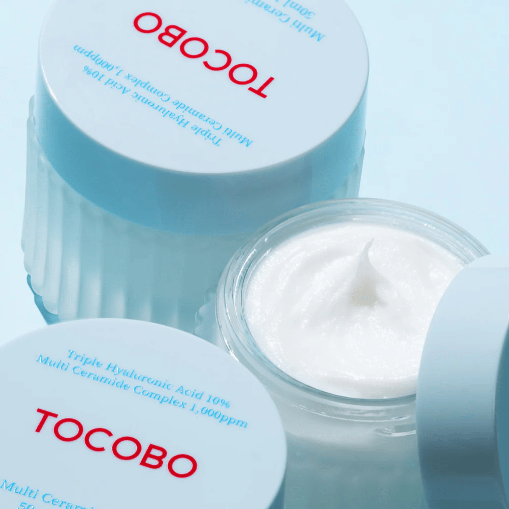 Das Bild zeigt "Multi Ceramide Cream" von TOCOBO, eine Feuchtigkeitscreme mit dreifacher Hyaluronsäure und einem Komplex aus mehreren Ceramiden. Das Produkt ist dazu bestimmt, die Haut intensiv mit Feuchtigkeit zu versorgen und die Hautbarriere zu stärken.