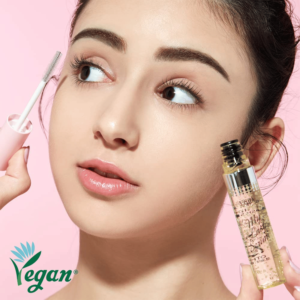 Modell trägt veganes My Lash Serum mit Pinsel auf die Wimpern auf – koreanisches Wimpernserum, das die Wimpern stärkt, pflegt und das Wachstum fördert.