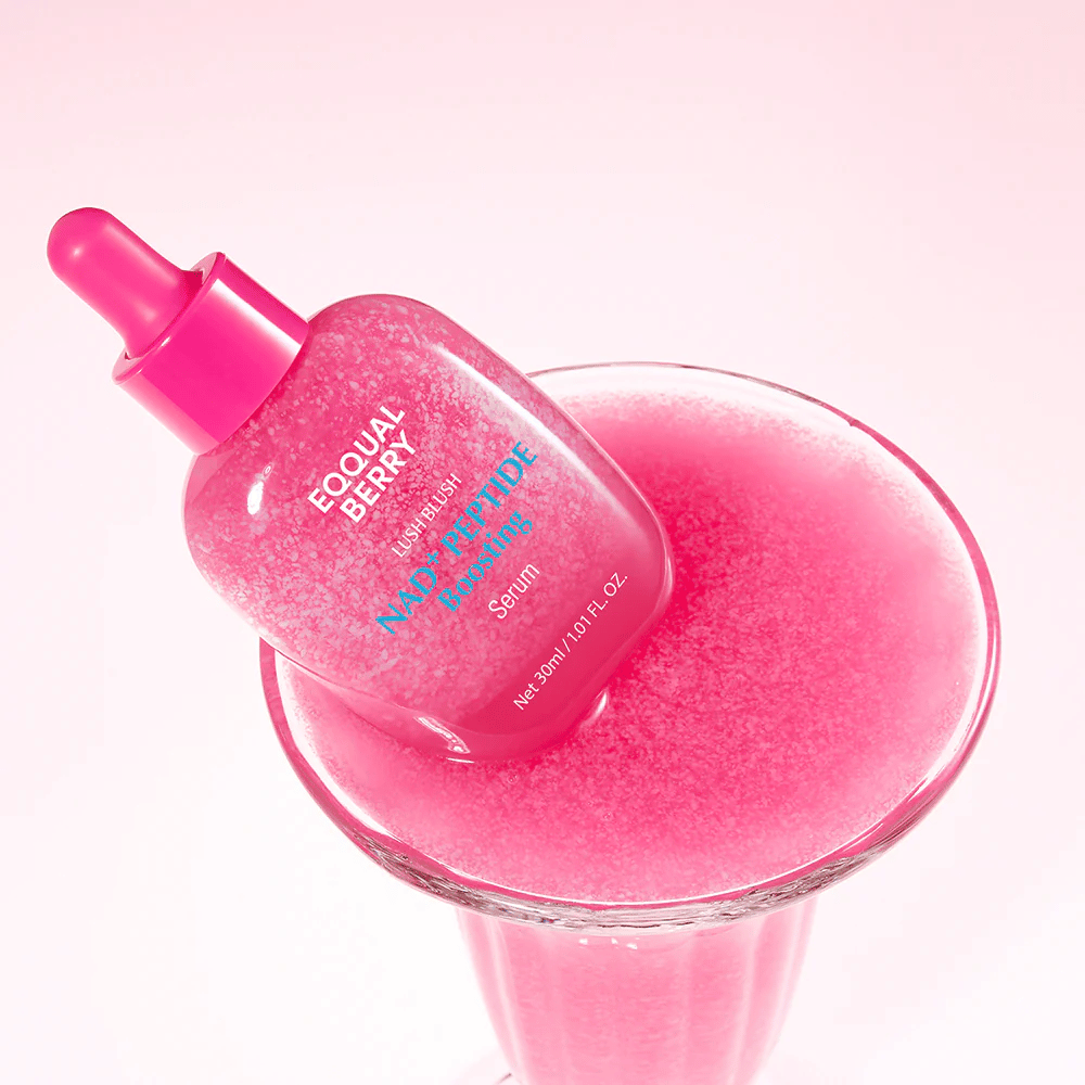 EqualBerry Lush Blush NAD+ Peptide Boosting Serum 30 ml – leuchtkraftverstärkendes Anti-Aging-Serum mit Peptiden in kreativem Produktbild