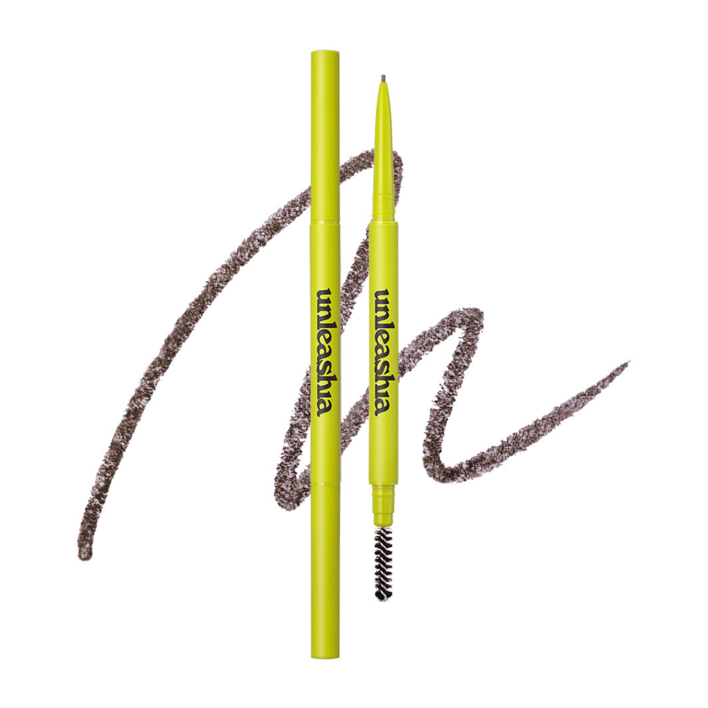Das Bild zeigt den Augenbrauenstift von UNLEASHIA in der Farbe "N°2 Kraft Brown". Das Produkt wird mit seinen zwei Enden präsentiert: ein Präzisionsstift zum Ausfüllen und Definieren der Augenbrauenform sowie eine Bürste zum Weichzeichnen und Mischen der Farbe. Die Verpackung ist hellgrün, was ein frisches und modernes Gefühl vermittelt.