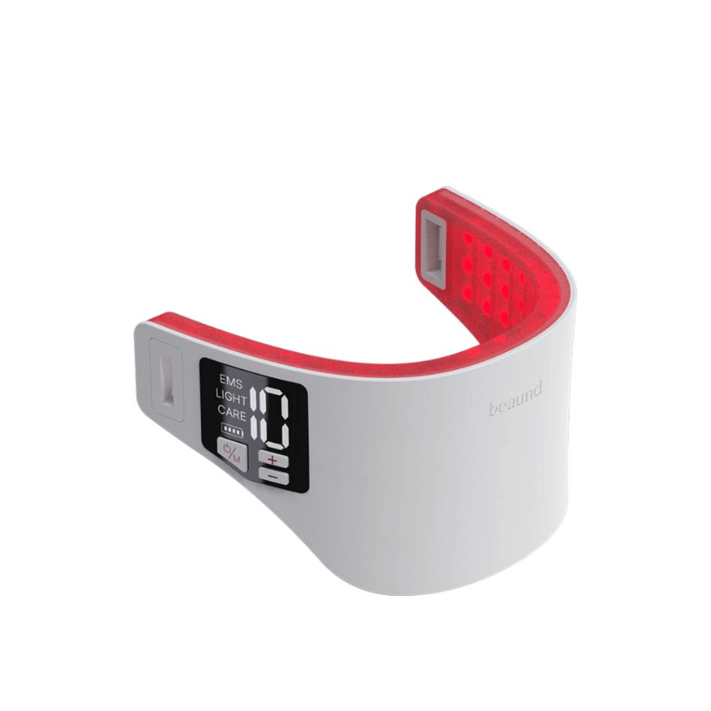 Beaund Neckcera mit aktivierter roter LED-Lichttherapie. Die roten Lichtpunkte auf der Innenseite zeigen die Behandlungsfläche, die auf die Haut des Halses ausgerichtet ist.