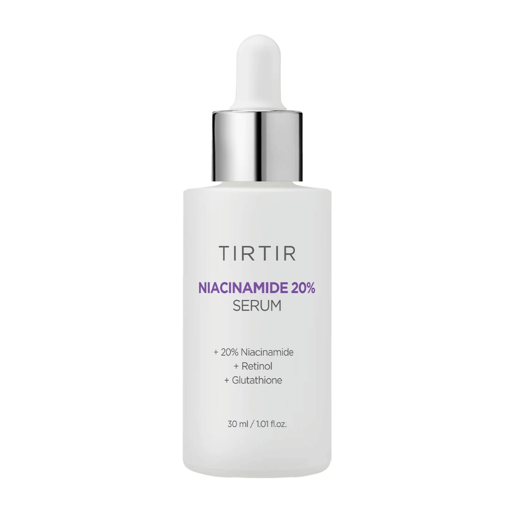 Die Flasche mit Tirtirs "Niacinamide 20% Serum" steht auf einem weißen Hintergrund. Das Serum enthält 20 % Niacinamid, Retinol und Glutathion und ist darauf ausgelegt, die Hautstruktur zu verbessern und einen strahlenderen Teint zu verleihen. Der Inhalt der Flasche beträgt 30 ml.