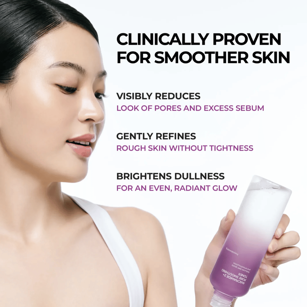 Modell, das JUMISO Niacinamide 2+ Pore Smoothing Toner neben dem Gesicht hält. Das Bild hebt die klinisch nachgewiesene Fähigkeit des Produkts hervor, sichtbare Poren zu reduzieren, die Hautstruktur auszugleichen und der Haut mehr Ausstrahlung zu verleihen.